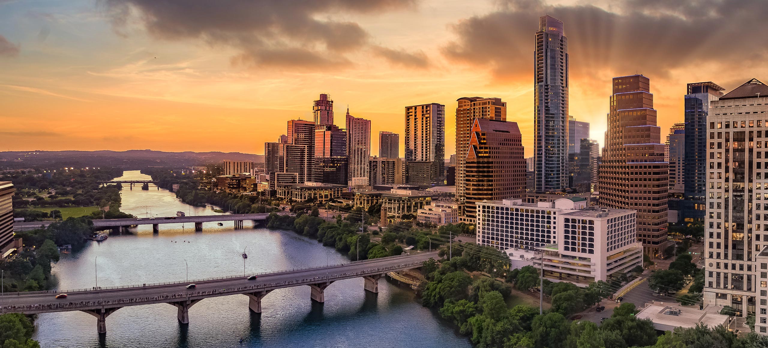 Panoramic image of the sunset behind the skyline of Austin, TX, home to MOVES mobile veterinary specialists.